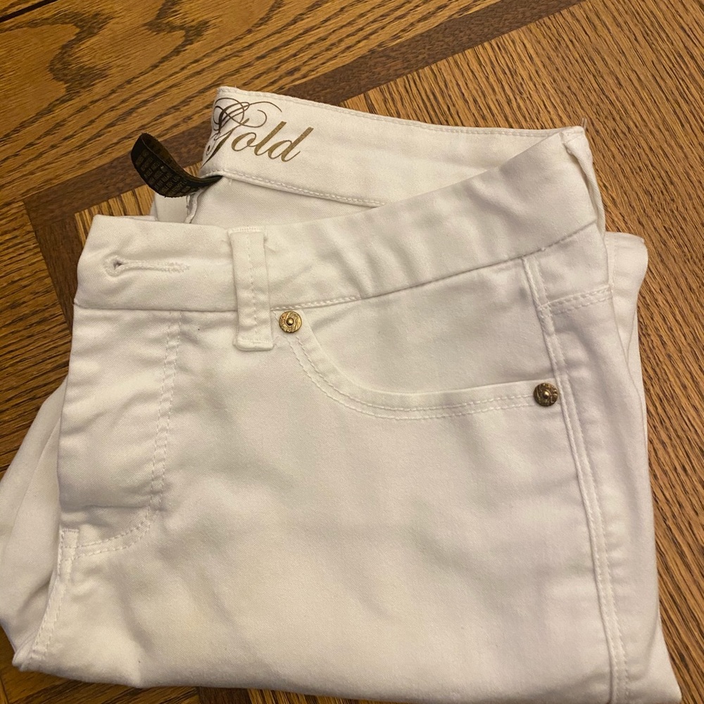 Women’s white denim capris